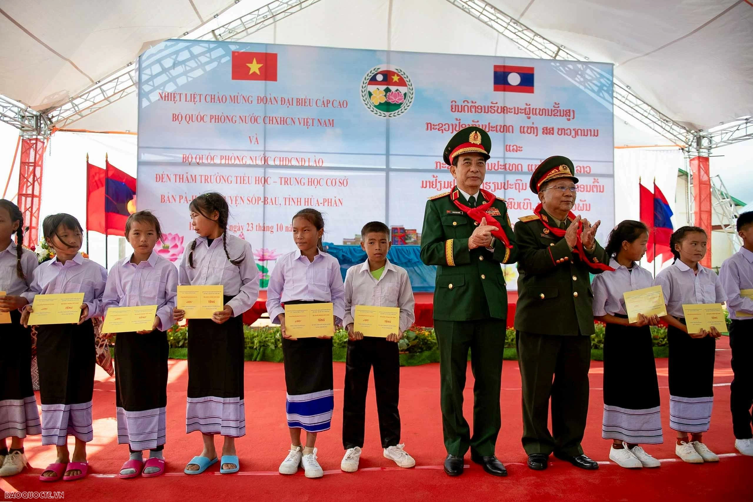 Tại đây, Đại tướng Phan Văn Giang khẳng định Việt Nam và Lào là hai nước láng giềng, cùng uống chung dòng nước Mekong, cùng tựa lưng vào dãy Trường Sơn hùng vĩ. Đối ngoại quốc phòng Việt Nam, phát huy truyền thống, vững bước hướng tới tương lai