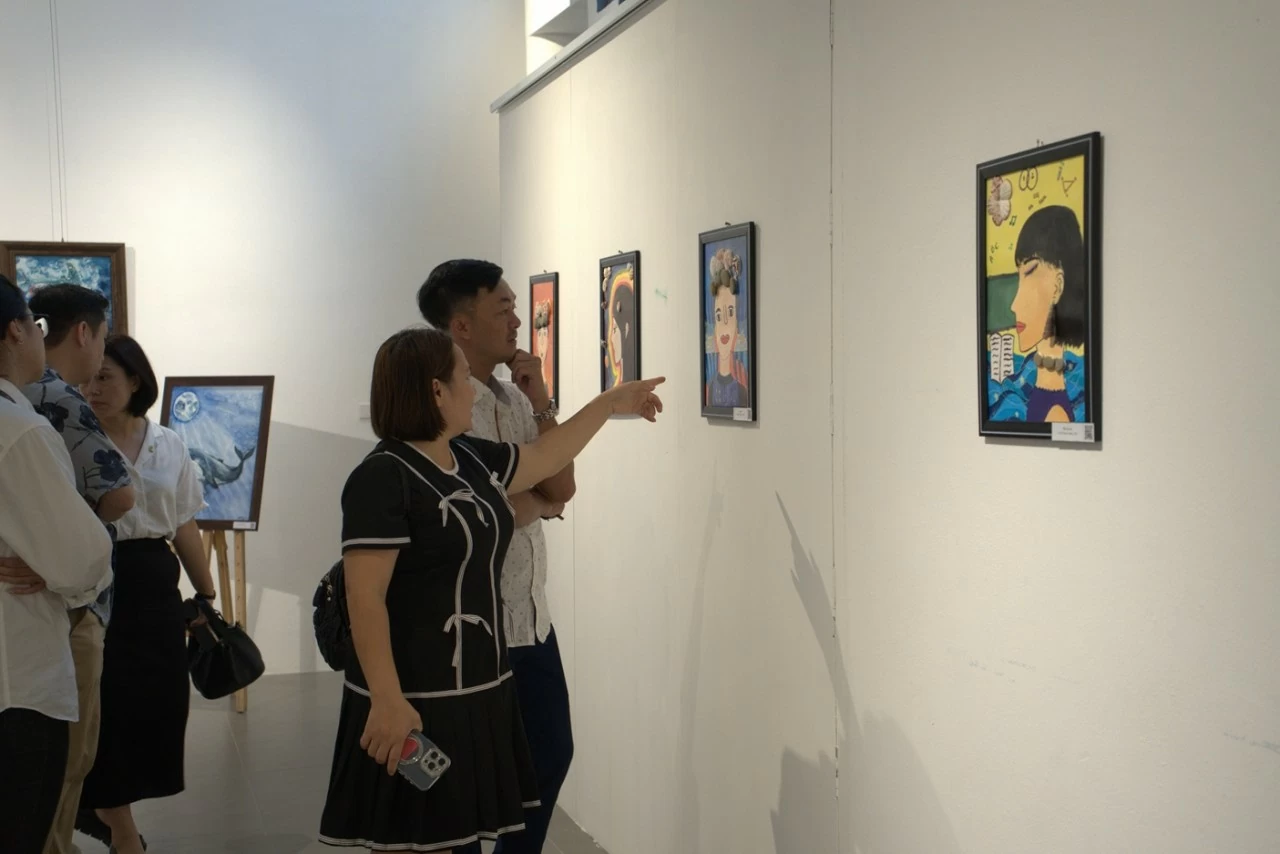 Triển lãm thu hút đông đảo người xem. (Ảnh: Triển lãm Triển lãm 'Hồi ngôn' - nơi trẻ khiếm thính vẽ ước mơ