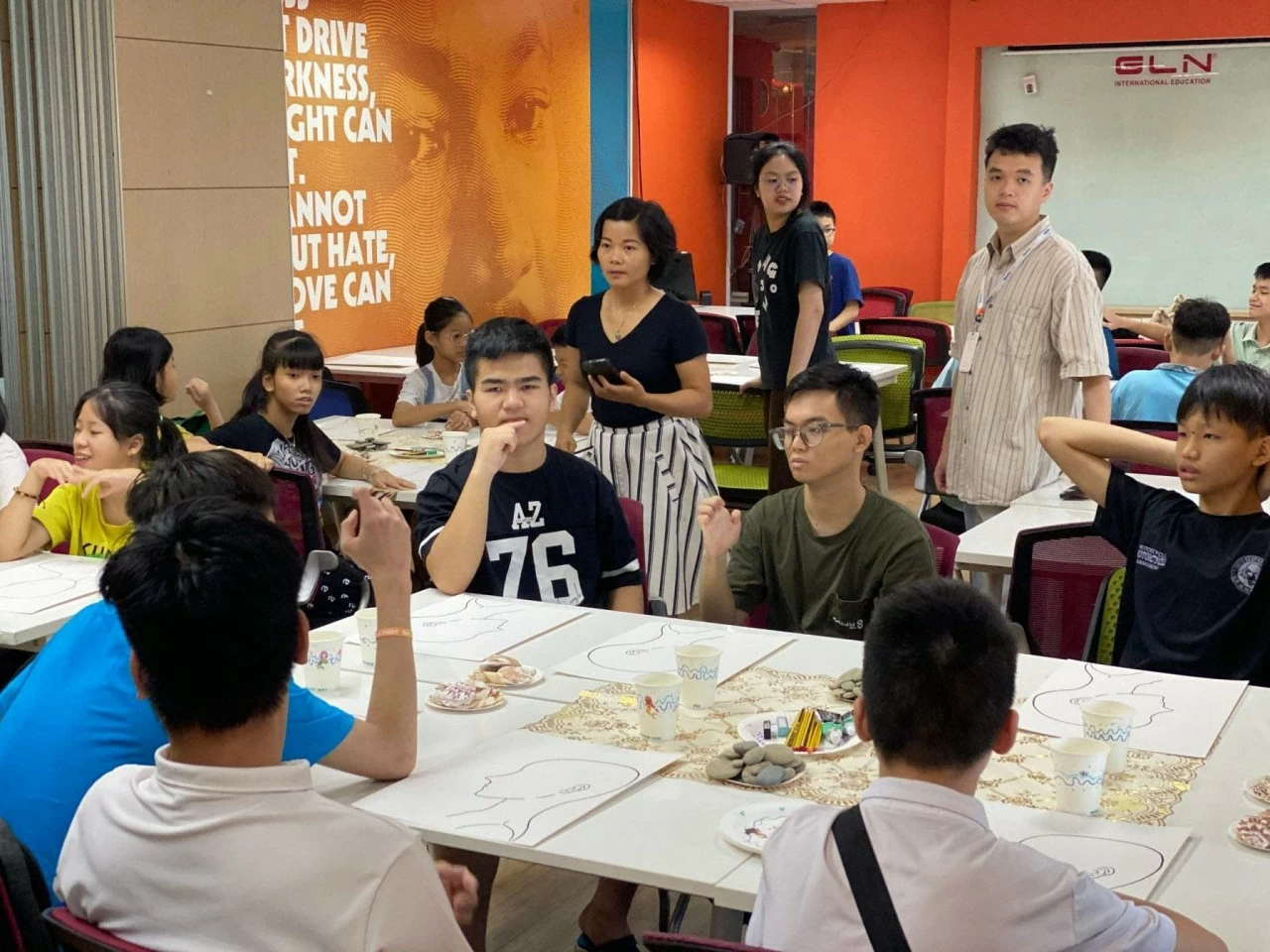 Các em cùng nhau thảo luận và sáng tác tranh. (Ảnh: Triển lãm Triển lãm 'Hồi ngôn' - nơi trẻ khiếm thính vẽ ước mơ