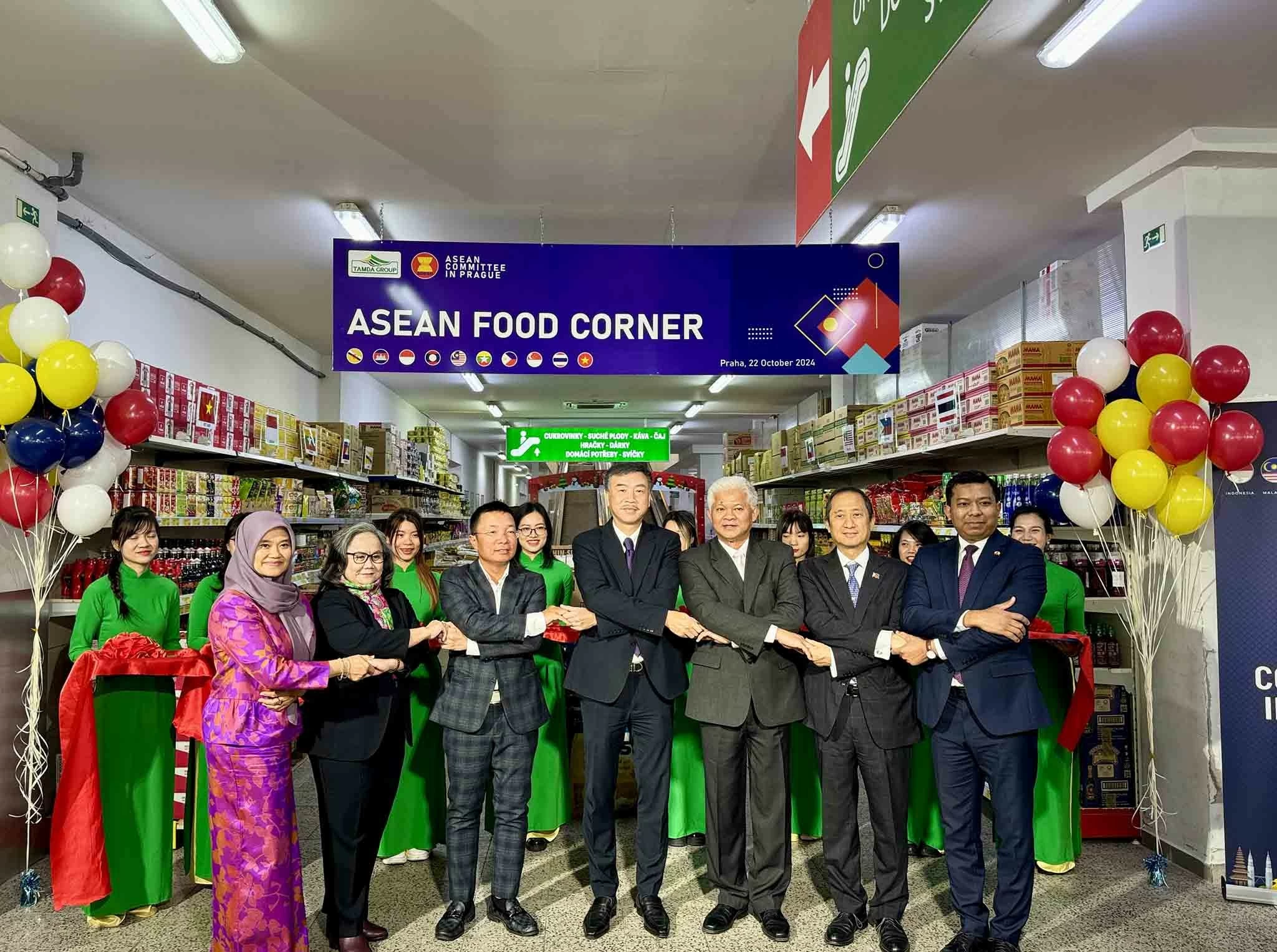 ASEAN Food Corner 2024 - Đưa hàng hóa ASEAN đến gần hơn với người tiêu dùng tại Cộng hòa Czech và châu Âu ASEAN Food Corner 2024 - Đưa hàng hóa ASEAN đến gần hơn với người tiêu dùng tại Cộng hòa Czech và châu Âu