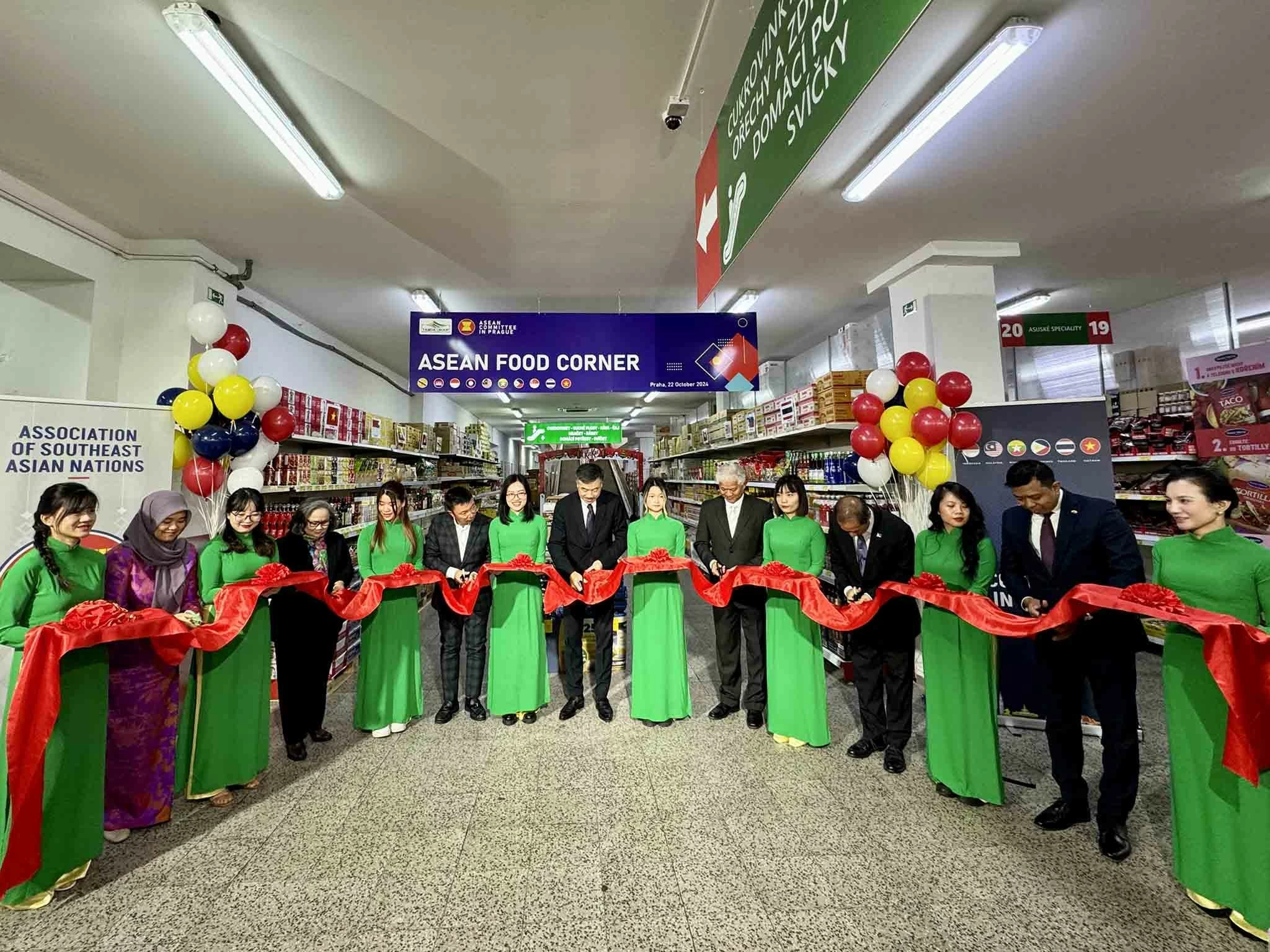 Đại sứ Dương Hoài Nam: Tầm cao mới, cơ hội mới cho quan hệ Việt Nam-Cộng hòa Czech Đại sứ Dương Hoài Nam: Tầm cao mới, cơ hội mới cho quan hệ Việt Nam-Cộng hòa Czech