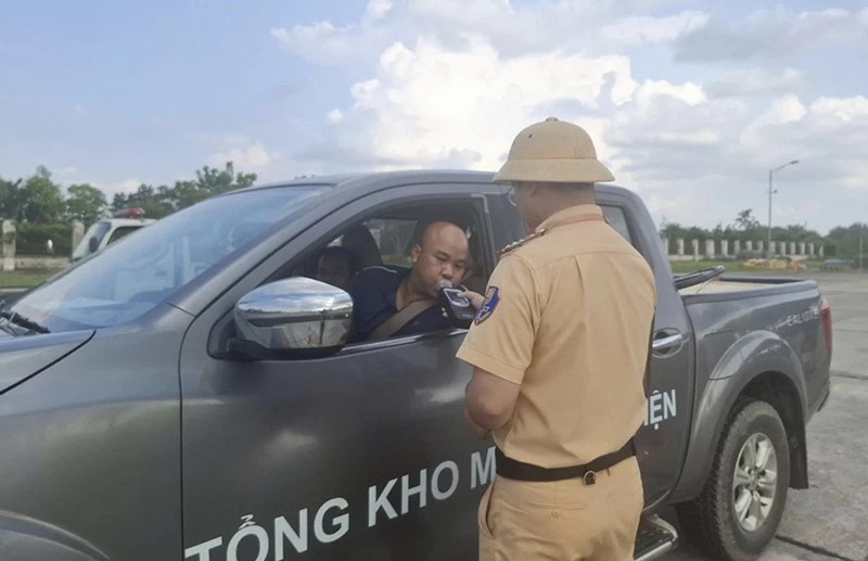 Dừng hàng trăm ô tô kiểm tra Đội Tuần tra kiểm soát giao thông đường bộ cao tốc số 2 (Đội 2, Cục Cảnh sát giao thông, Bộ Công an) không phát hiện vi phạm nồng độ cồn trong chiều 18/10. Dừng hàng trăm ô tô kiểm tra Đội Tuần tra kiểm soát giao thông đường bộ cao tốc số 2 (Đội 2, Cục Cảnh sát giao thông, Bộ Công an) không phát hiện vi phạm nồng độ cồn trong chiều 18/10.