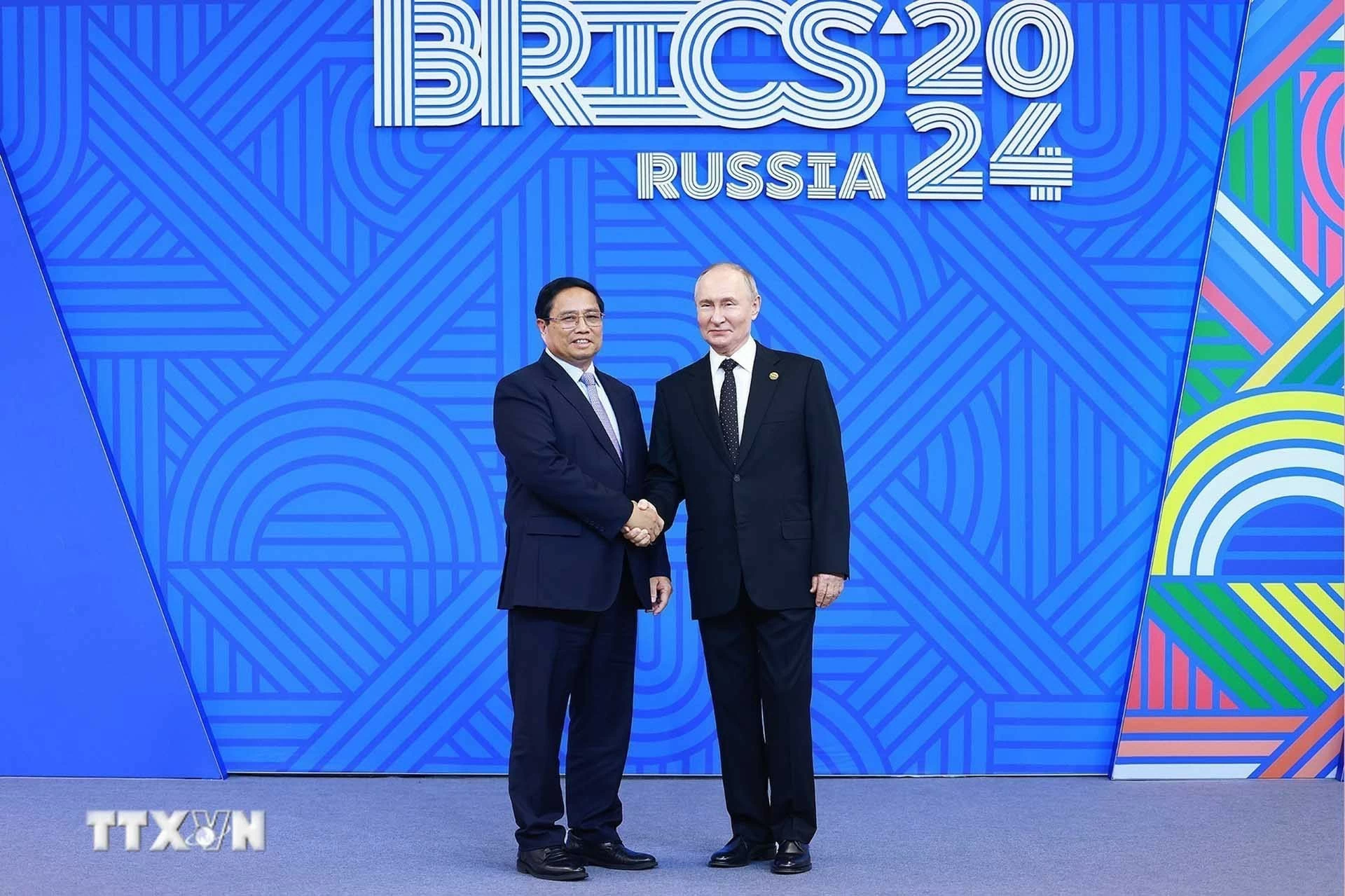 Tổng thống Liên bang Nga Vladimir Putin, Chủ tịch Nhóm BRICS năm 2024 đón Thủ tướng Phạm Minh Chính. (Nguồn: TTXVN) Tổng thống Liên bang Nga Vladimir Putin, Chủ tịch Nhóm BRICS năm 2024 đón Thủ tướng Phạm Minh Chính. (Nguồn: TTXVN)