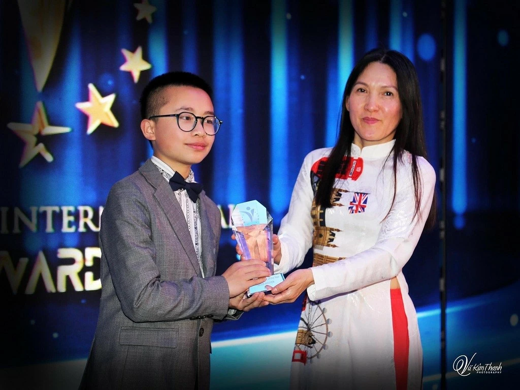 Vinh danh những cống hiến tích cực của người Việt Nam ở nước ngoài Vinh danh những cống hiến tích cực của người Việt Nam ở nước ngoài