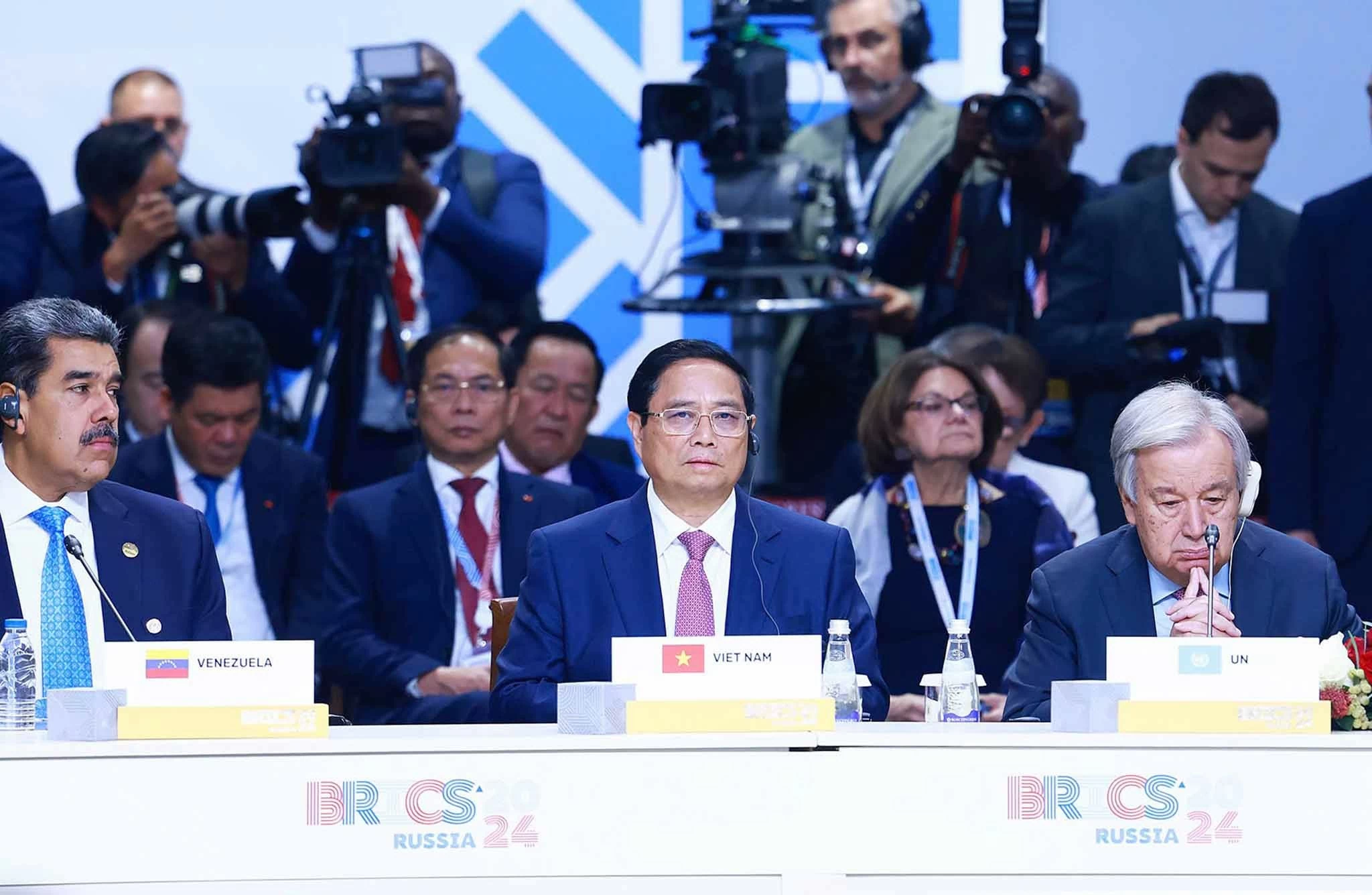 Thủ tướng đề xuất 5 kết nối chiến lược tại Hội nghị các nhà lãnh đạo BRICS mở rộng Thủ tướng đề xuất 5 kết nối chiến lược tại Hội nghị các nhà lãnh đạo BRICS mở rộng