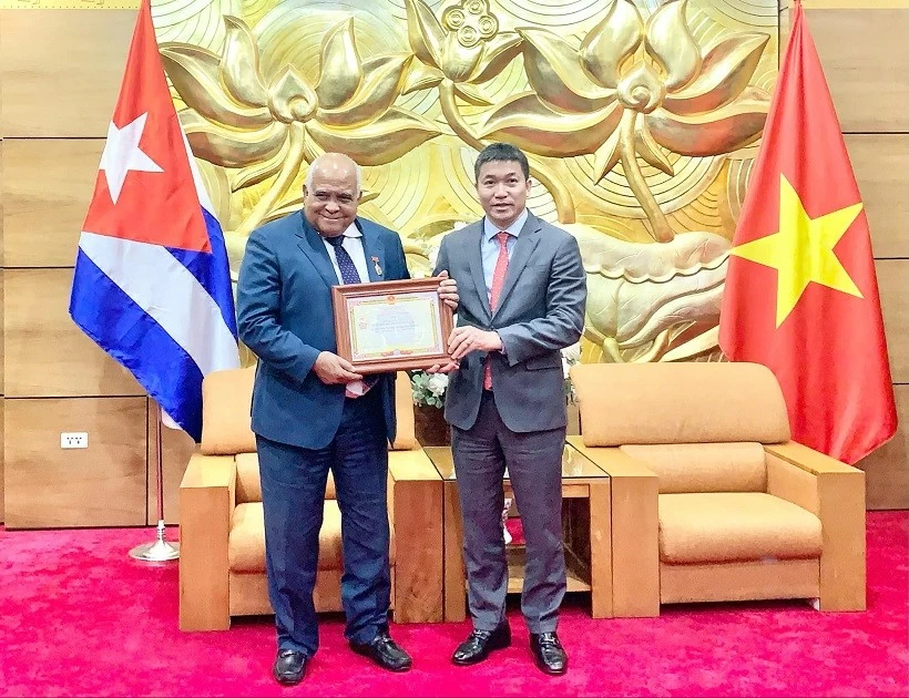 Trao Kỷ niệm chương 'Vì hòa bình, hữu nghị giữa các dân tộc' tặng Đại sứ Cuba Trao Kỷ niệm chương 'Vì hòa bình, hữu nghị giữa các dân tộc' tặng Đại sứ Cuba