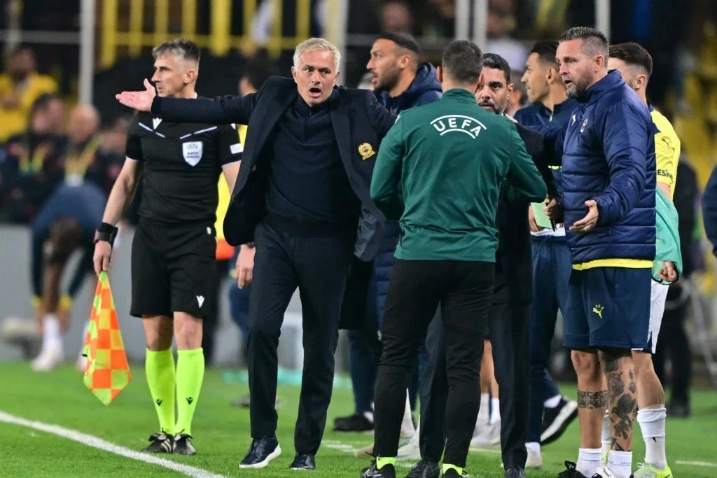 Tái ngộ MU, HLV Jose Mourinho nhận thẻ đỏ vì lỗi phản ứng Tái ngộ MU, HLV Jose Mourinho nhận thẻ đỏ vì lỗi phản ứng