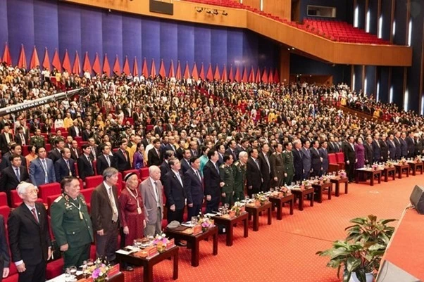 Đại biểu tham dự tiến hành nghi thức chào cờ. Đại biểu tham dự tiến hành nghi thức chào cờ.