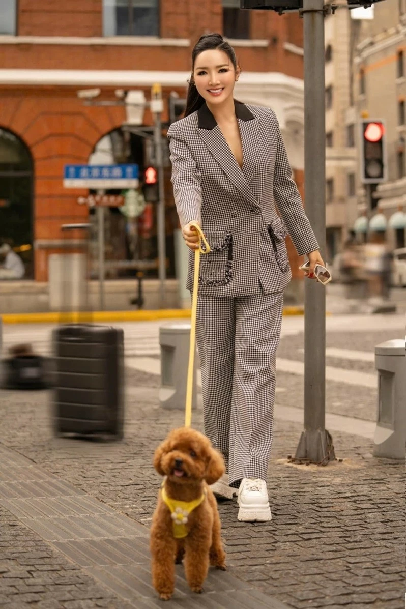 Giữa tháng 10, Hoa hậu Giáng My có chuyến du lịch kết hợp dự sự kiện thời trang Shanghai Fashion Week tại Trung Quốc. Mỹ nhân 7X gây bất ngờ khi đổi phong cách từ Hoa hậu Giáng My 'thần thái ngút ngàn' với phong cách thời trang menswear dạo phố Thượng Hải