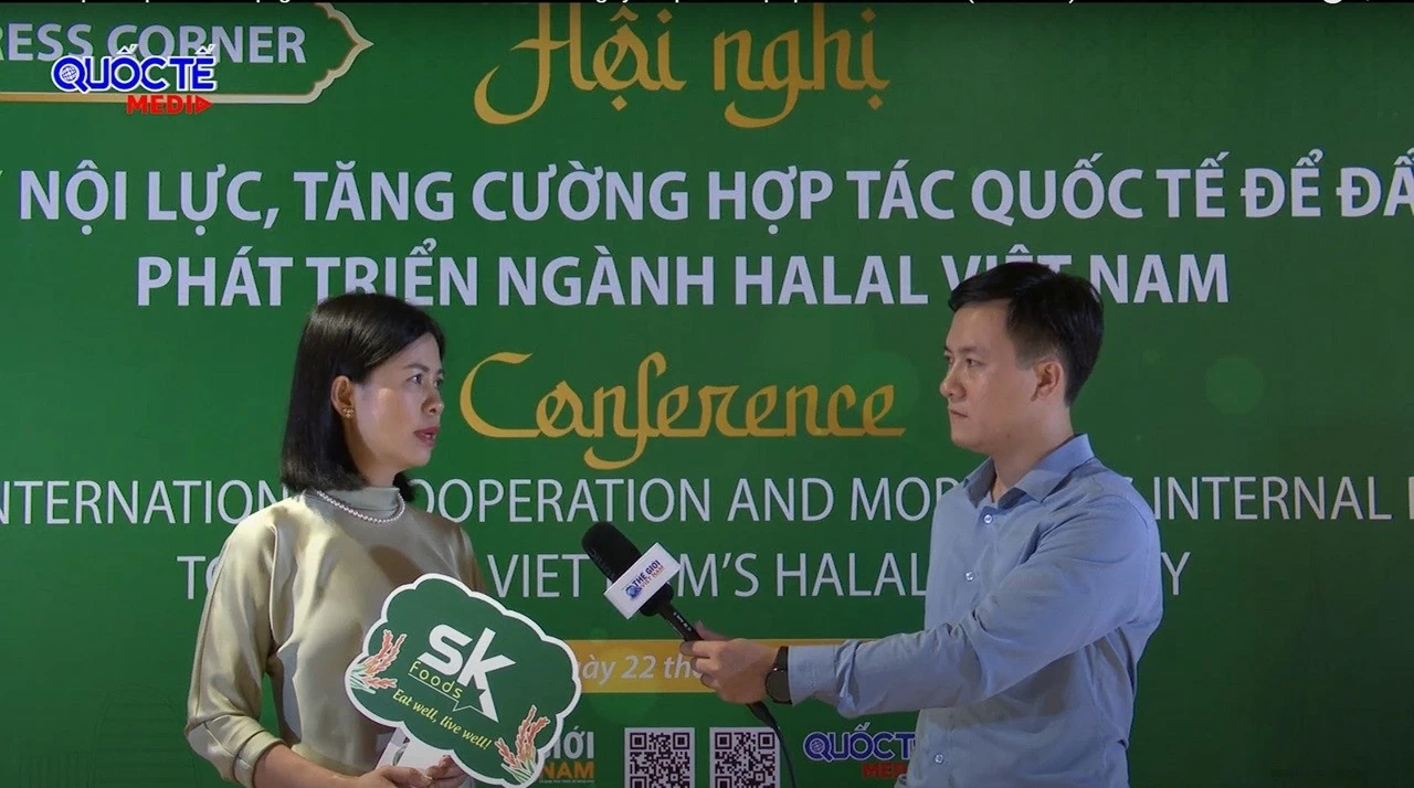 Bà Phạm Thị Bích Phượng - Giám đốc Kinh doanh của SKFoods trả lời phỏng vấn của Bào TGVN tại Hội nghị Halal toàn quốc. Bà Phạm Thị Bích Phượng - Giám đốc Kinh doanh của SKFoods trả lời phỏng vấn của Bào TGVN tại Hội nghị Halal toàn quốc.