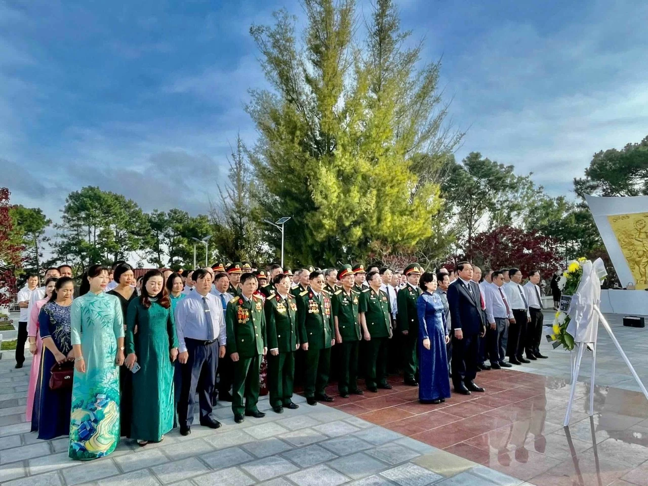 Lễ mít tinh kỷ niệm 75 năm Ngày truyền thống Quân tình nguyện và Chuyên gia Việt Nam giúp Lào Lễ mít tinh kỷ niệm 75 năm Ngày truyền thống Quân tình nguyện và Chuyên gia Việt Nam giúp Lào
