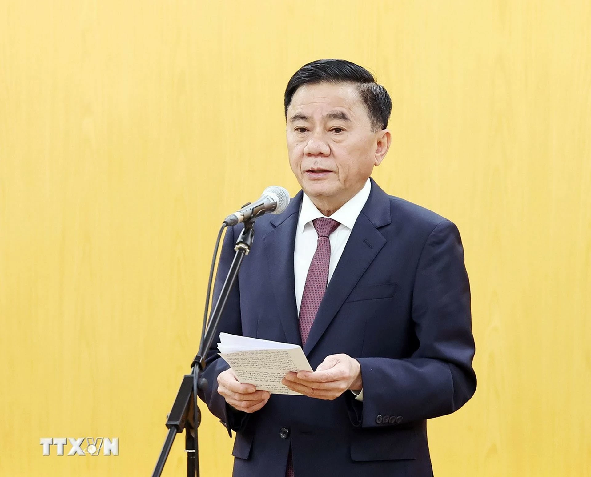 Tổng Bí thư Tô Lâm trao Quyết định phân công đồng chí Trần Cẩm Tú giữ chức Thường trực Ban Bí thư Tổng Bí thư Tô Lâm trao Quyết định phân công đồng chí Trần Cẩm Tú giữ chức Thường trực Ban Bí thư