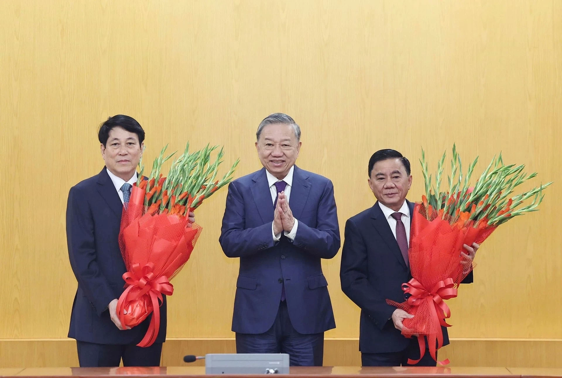 Tổng Bí thư Tô Lâm trao Quyết định phân công đồng chí Trần Cẩm Tú giữ chức Thường trực Ban Bí thư Tổng Bí thư Tô Lâm trao Quyết định phân công đồng chí Trần Cẩm Tú giữ chức Thường trực Ban Bí thư