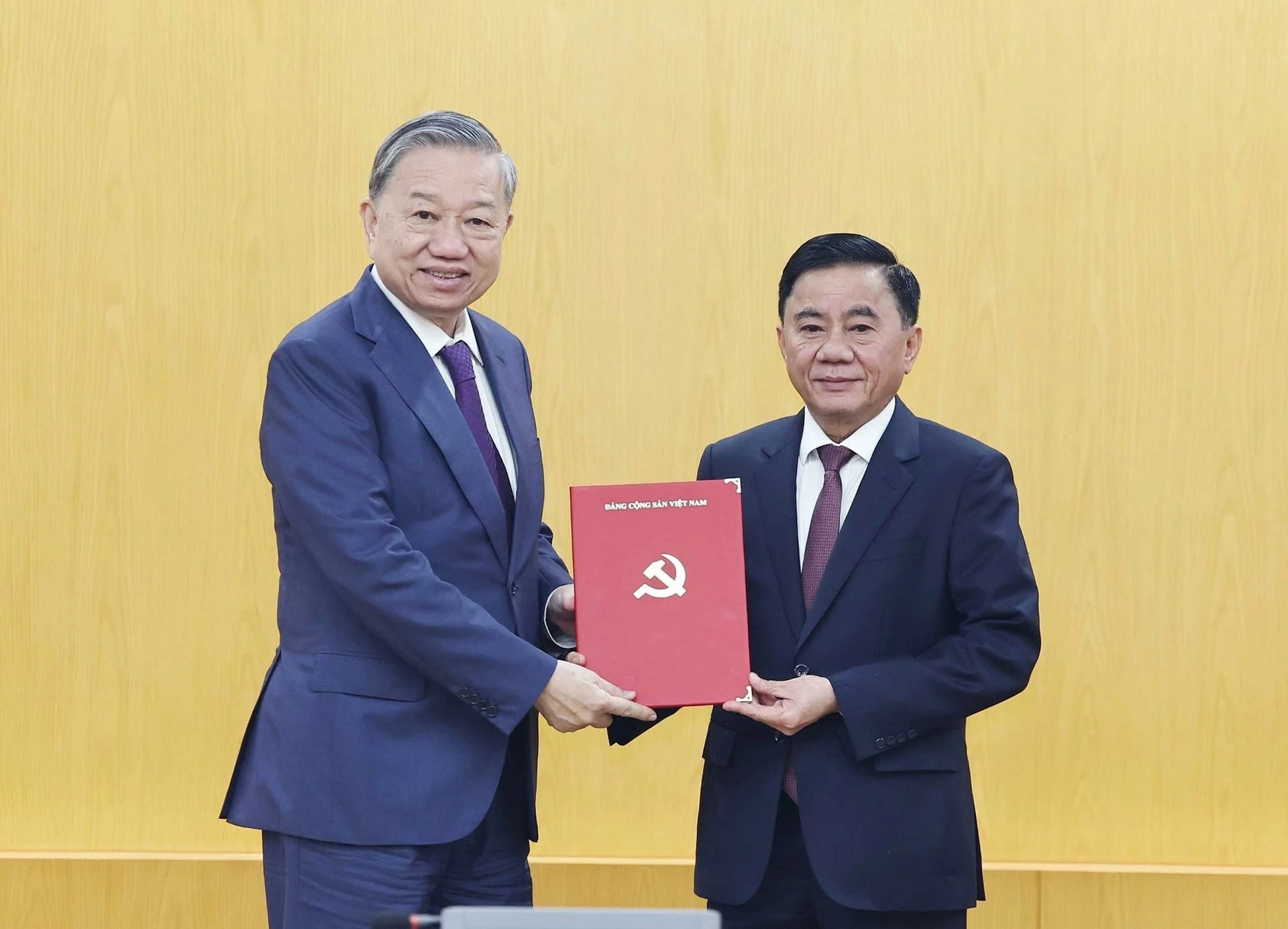 Tổng Bí thư Tô Lâm trao Quyết định phân công đồng chí Trần Cẩm Tú giữ chức Thường trực Ban Bí thư Tổng Bí thư Tô Lâm trao Quyết định phân công đồng chí Trần Cẩm Tú giữ chức Thường trực Ban Bí thư