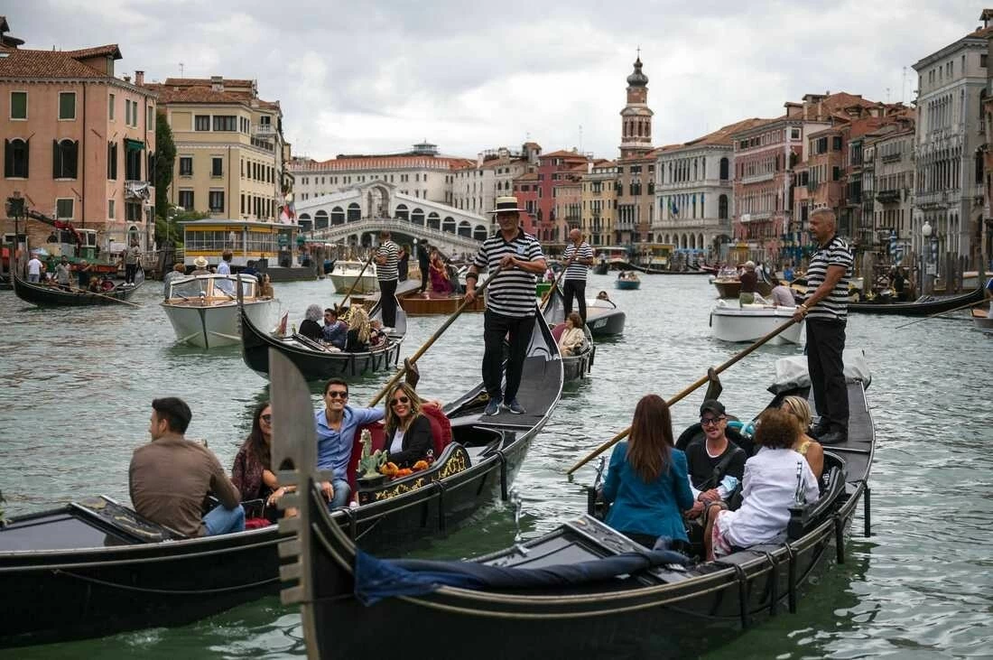 Venice, thành phố lãng mạn nổi tiếng với những kênh đào thơ mộng và những chiếc thuyền gondola huyền bí. Venice, thành phố lãng mạn nổi tiếng với những kênh đào thơ mộng và những chiếc thuyền gondola huyền bí.