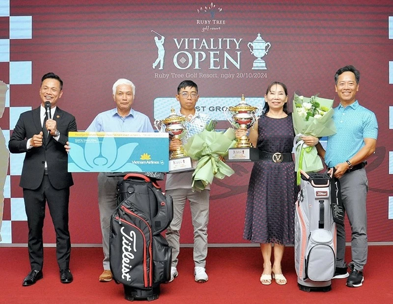 Golf thủ Nguyễn Thị Ngọc Bích (thứ hai từ phải sang) và Đỗ Xuân Anh (giữa) giành chức vô địch giải golf Vitality Golf Tournament 2024 với số điểm best gross lần lượt là 82 và 77. Golf thủ Nguyễn Thị Ngọc Bích (thứ hai từ phải sang) và Đỗ Xuân Anh (giữa) giành chức vô địch giải golf Vitality Golf Tournament 2024 với số điểm best gross lần lượt là 82 và 77.