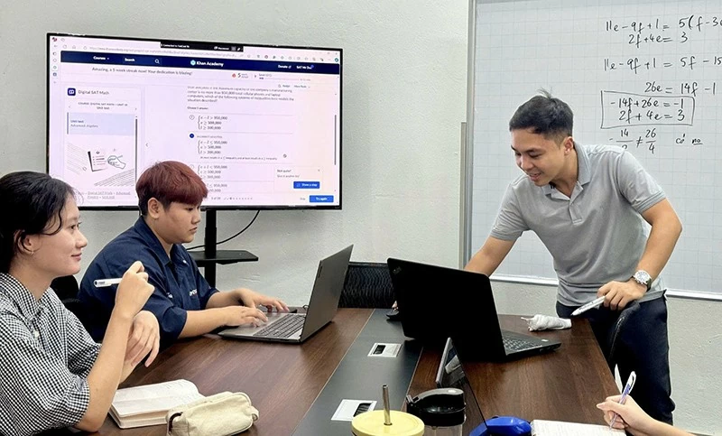 Thầy Phan Minh Đức cùng đội ngũ Future Me thảo luận về lộ trình học cho lớp học mở trên nền tảng Khan Academy. Thầy Phan Minh Đức cùng đội ngũ Future Me thảo luận về lộ trình học cho lớp học mở trên nền tảng Khan Academy.