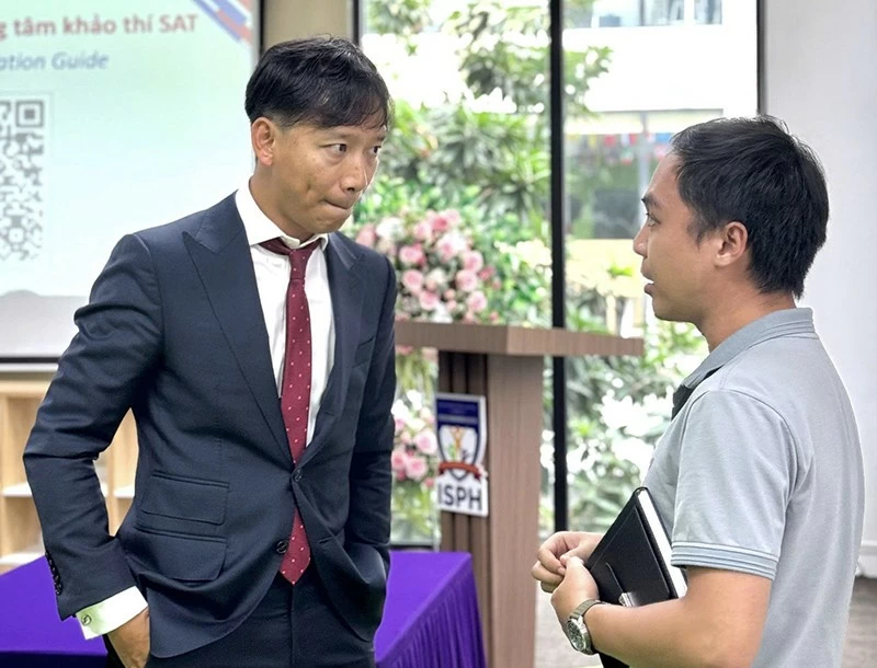 Thầy Đức chia sẻ với đại diện tổ chức College Board. Thầy Đức chia sẻ với đại diện tổ chức College Board.