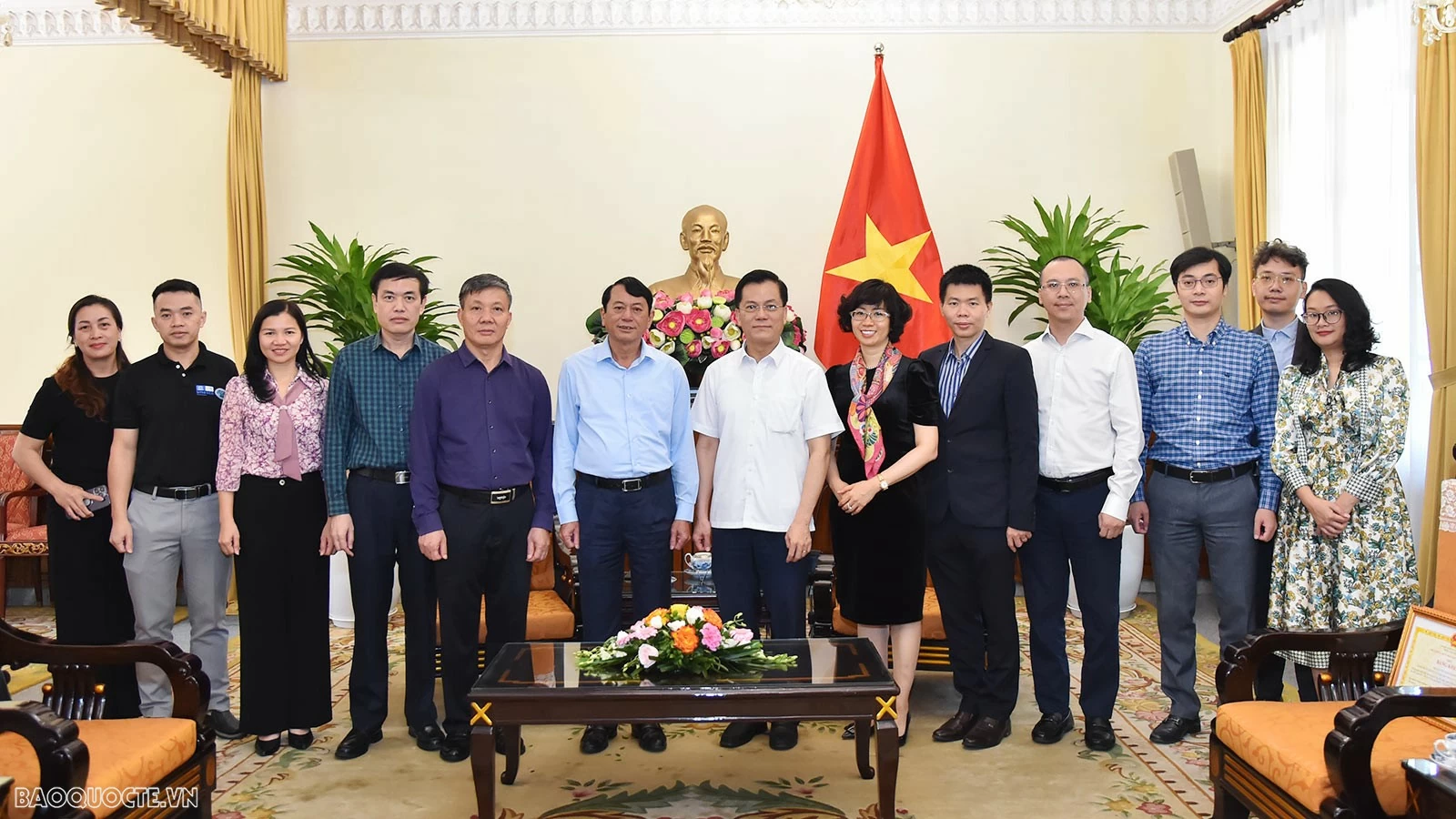 Chiều ngày 25/10, tại Trụ sở Bộ, Thứ trưởng Ngoại giao Hà Kim Ngọc đã tiếp và có buổi làm việc với ông Hoàng Xuân Ánh, Chủ tịch UBND tỉnh Cao Bằng về công tác phối hợp trong hoạt động đối ngoại của địa phương, đặc biệt là trong triển khai ngoại giao văn hóa phục vụ phát triển kinh tế xã hội của tỉnh. Chiều ngày 25/10, tại Trụ sở Bộ, Thứ trưởng Ngoại giao Hà Kim Ngọc đã tiếp và có buổi làm việc với ông Hoàng Xuân Ánh, Chủ tịch UBND tỉnh Cao Bằng về công tác phối hợp trong hoạt động đối ngoại của địa phương, đặc biệt là trong triển khai ngoại giao văn h