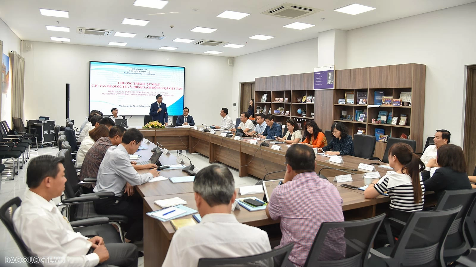 Chương trình cập nhật các vấn đề quốc tế và chính sách đối ngoại Việt Nam dành cho lãnh đạo địa phương Chương trình cập nhật các vấn đề quốc tế và chính sách đối ngoại Việt Nam dành cho lãnh đạo địa phương