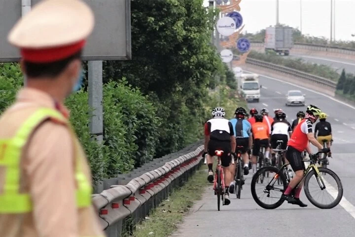 Vấn nạn đi xe đạp vào đường cấm bao giờ được giải quyết? Vấn nạn đi xe đạp vào đường cấm bao giờ được giải quyết?