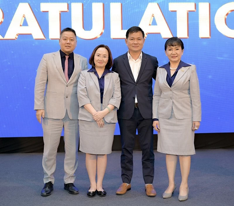 ĐHĐCĐ Thường Niên Niên độ 2023-2024 chúc mừng thành viên HĐQT mới ĐHĐCĐ Thường Niên Niên độ 2023-2024 chúc mừng thành viên HĐQT mới