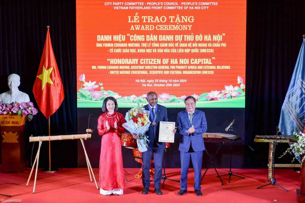 Lễ trao tặng công dân danh dự Thủ đô Hà Nội cho ông Firmin Edouard Matoko. (Ảnh: Nguyễn Hồng) Lễ trao tặng công dân danh dự Thủ đô Hà Nội cho ông Firmin Edouard Matoko. (Ảnh: Nguyễn Hồng)