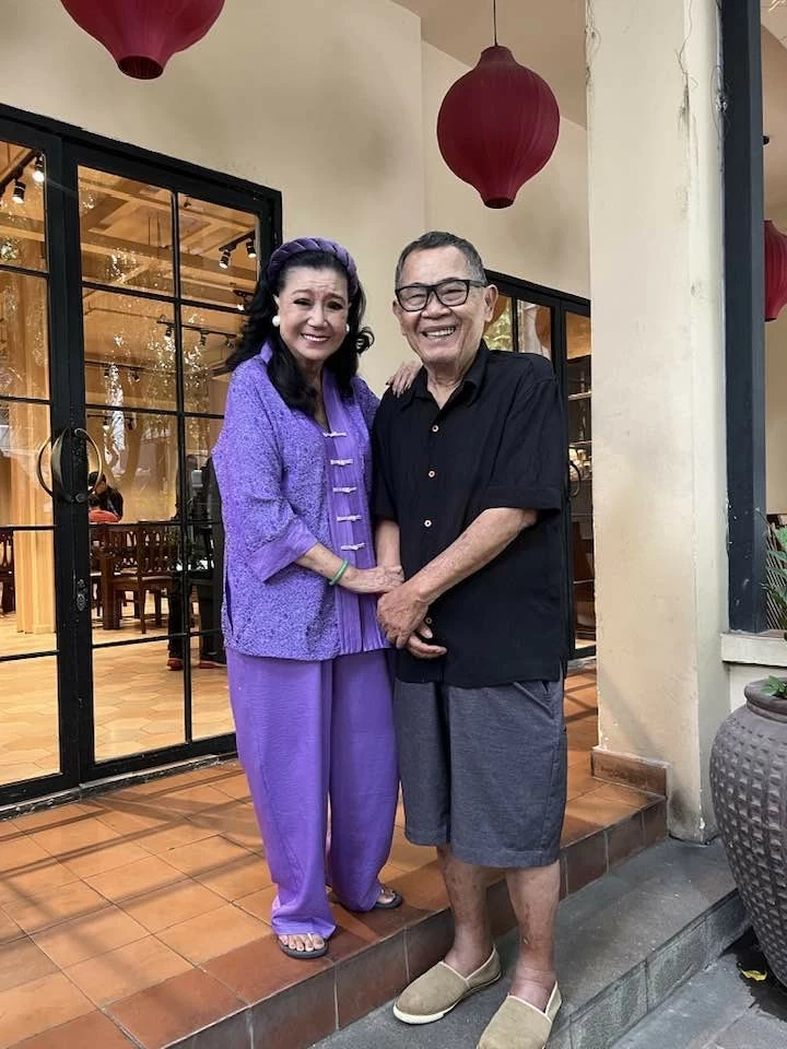 NSND Kim Cương mừng rỡ khi gặp lại nhạc sĩ Bảo Chấn. (Nguồn: Facebook) NSND Kim Cương mừng rỡ khi gặp lại nhạc sĩ Bảo Chấn. (Nguồn: Facebook)