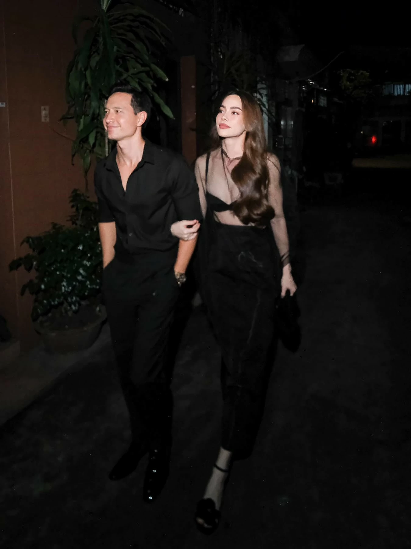 Hồ Ngọc Hà gợi cảm, khoác tay ông xã Kim Lý tới dự một bữa tiệc. (Nguồn: Facebook) Hồ Ngọc Hà gợi cảm, khoác tay ông xã Kim Lý tới dự một bữa tiệc. (Nguồn: Facebook)