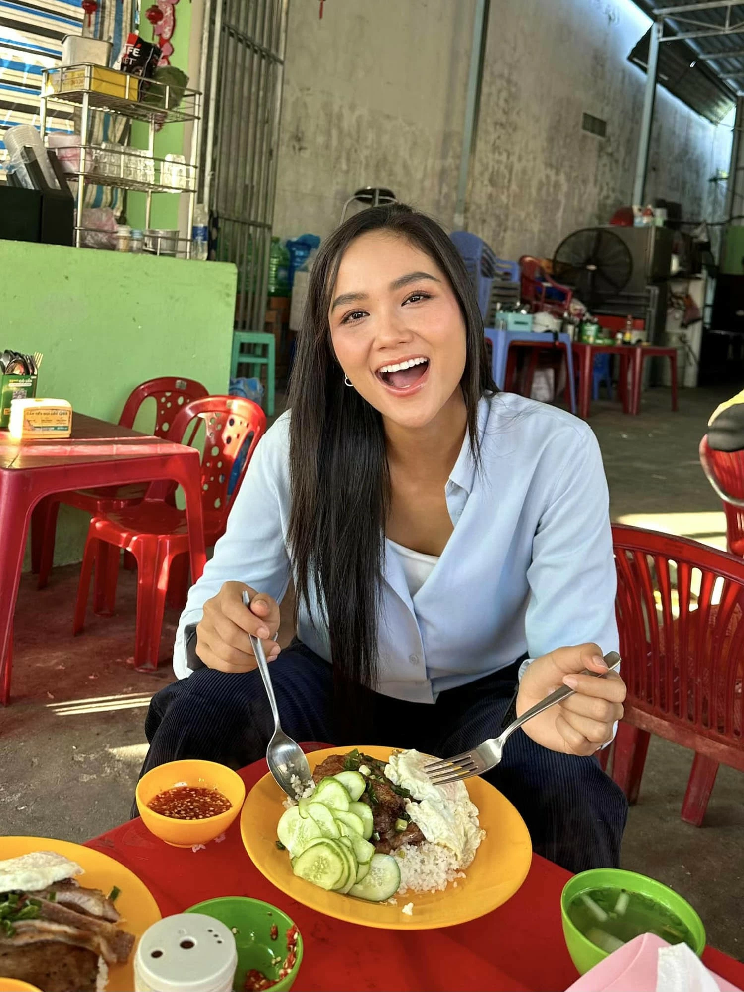 Hoa hậu H'Hen Niê ăn cơm tấm bình dân ở chợ Tri Tôn, tỉnh An Giang. (Nguồn: Facebook) Hoa hậu H'Hen Niê ăn cơm tấm bình dân ở chợ Tri Tôn, tỉnh An Giang. (Nguồn: Facebook)