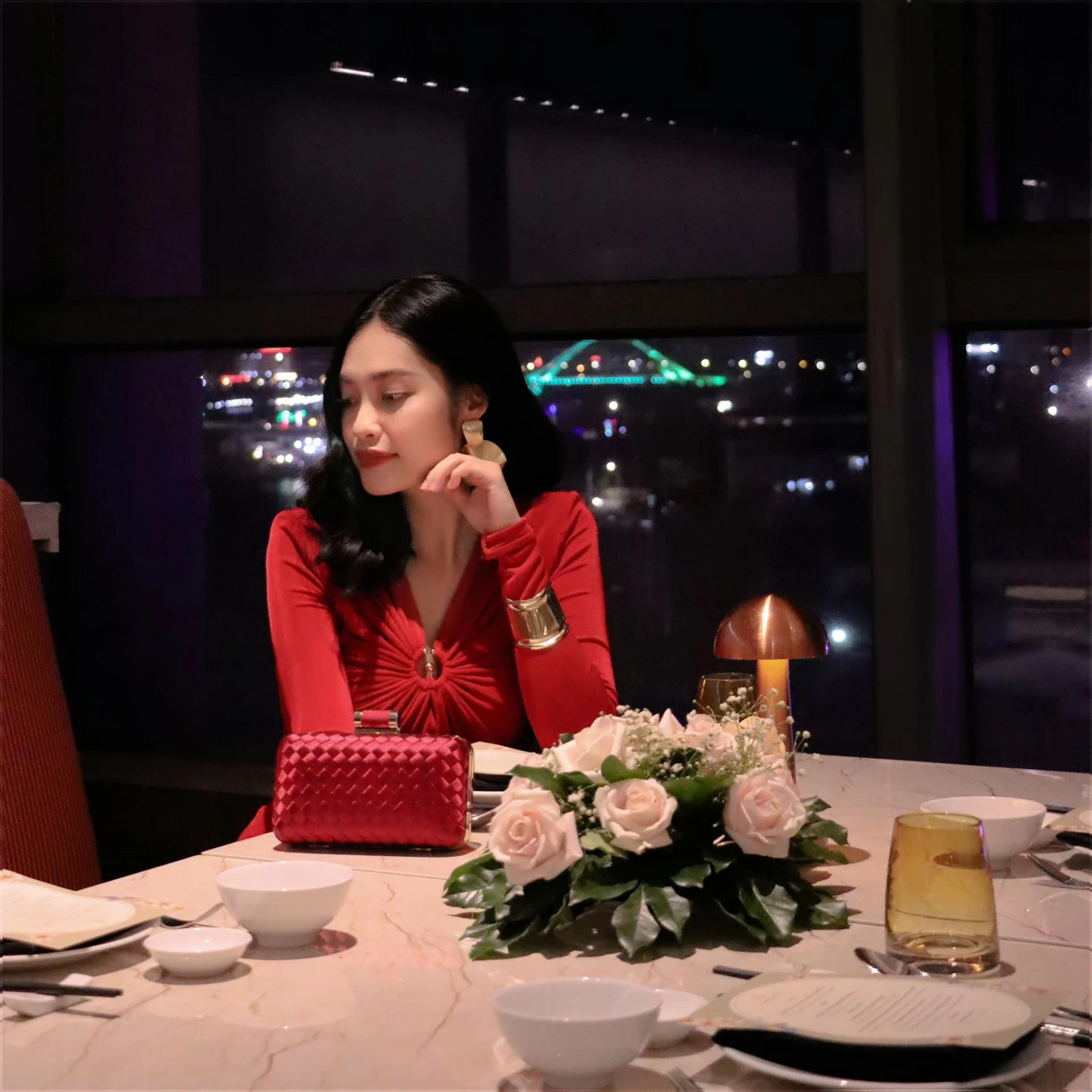 Hoa hậu Nông Thúy Hằng mặc sang chảnh đi ăn tiệc. Hoa hậu Nông Thúy Hằng mặc sang chảnh đi ăn tiệc.