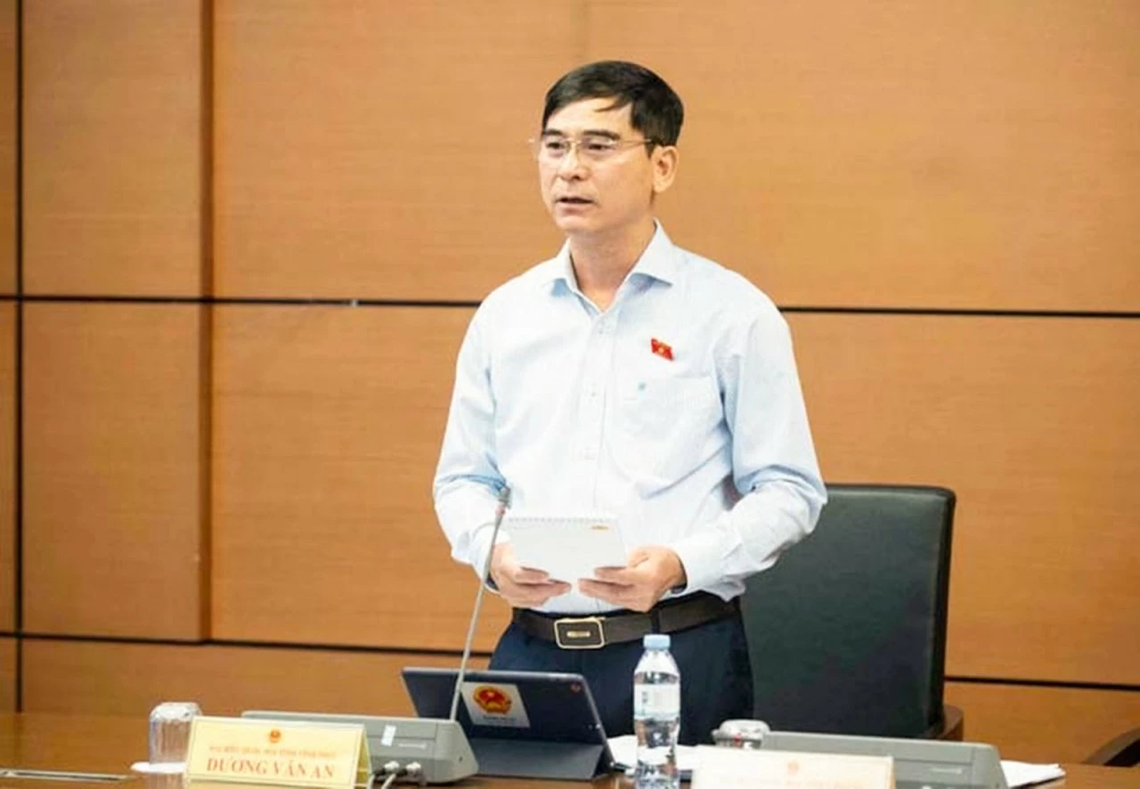 Bí thư Tỉnh ủy, Trưởng Đoàn ĐBQH tỉnh Vĩnh Phúc, Tổ trưởng Tổ 5 Dương Văn An điều hành thảo luận. Bí thư Tỉnh ủy, Trưởng Đoàn ĐBQH tỉnh Vĩnh Phúc, Tổ trưởng Tổ 5 Dương Văn An điều hành thảo luận.