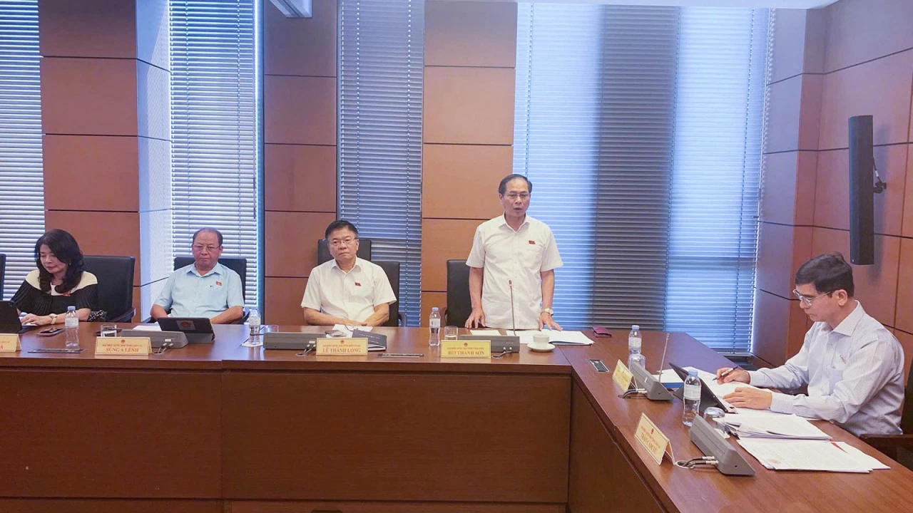 Phó Thủ tướng Chính phủ, Bộ trưởng Ngoại giao Bùi Thanh SơnĐại biểu Quốc hội tỉnh Vĩnh Phúc thảo luận tại tổ về tình hình kinh tế - xã hội và ngân sách Nhà nước Phó Thủ tướng Chính phủ, Bộ trưởng Ngoại giao Bùi Thanh SơnĐại biểu Quốc hội tỉnh Vĩnh Phúc thảo luận tại tổ về tình hình kinh tế - xã hội và ngân sách Nhà nước
