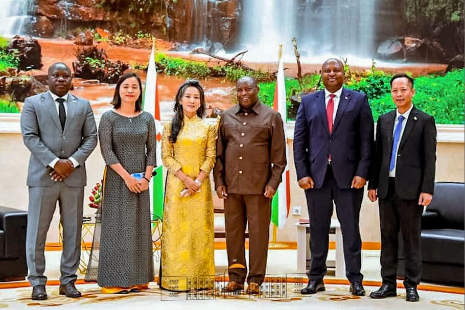 Tổng thống Burundi tiếp ngay sau lễ trình Thư ủy nhiệm, Đại sứ Vũ Thanh Huyền Tổng thống Burundi tiếp ngay sau lễ trình Thư ủy nhiệm, Đại sứ Vũ Thanh Huyền