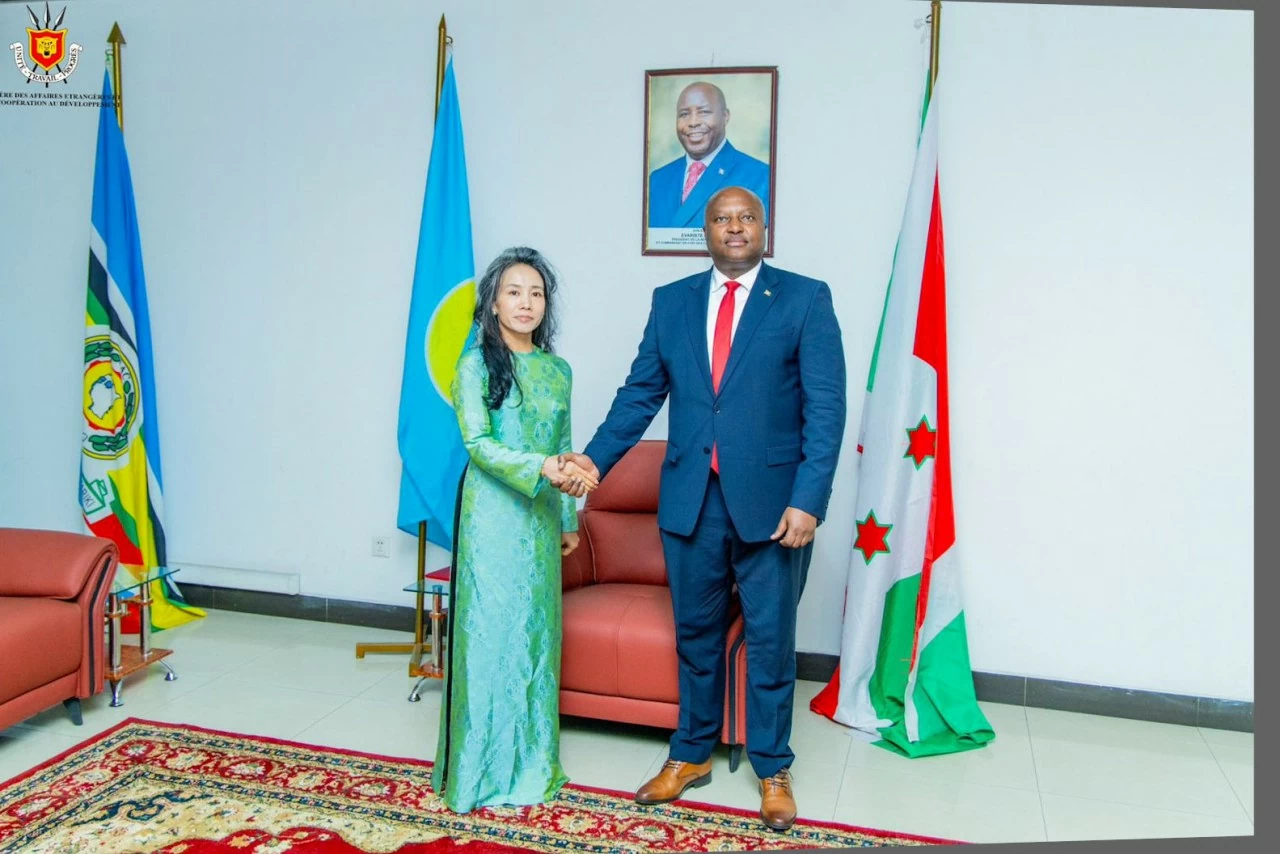 Trước đó, ngày 21/10, tại trụ sở Bộ Ngoại giao Burundi, Đại sứ Việt Nam Vũ Thanh Huyền đã trình Bản sao Quốc thư tới Bộ trưởng Ngoại giao Albert Shingiro. Trước đó, ngày 21/10, tại trụ sở Bộ Ngoại giao Burundi, Đại sứ Việt Nam Vũ Thanh Huyền đã trình Bản sao Quốc thư tới Bộ trưởng Ngoại giao Albert Shingiro.