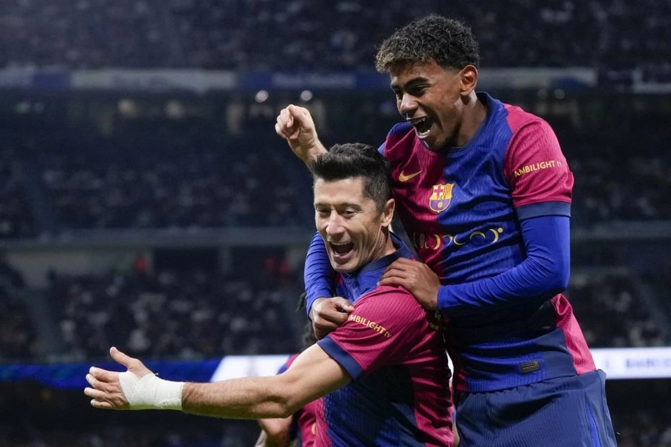 Lamine Yamal ăn mừng cùng Lewandowski trong trận siêu kinh điển Barcelona thắng Real Madrid 4-0. (Nguồn: AP) Lamine Yamal ăn mừng cùng Lewandowski trong trận siêu kinh điển Barcelona thắng Real Madrid 4-0. (Nguồn: AP)