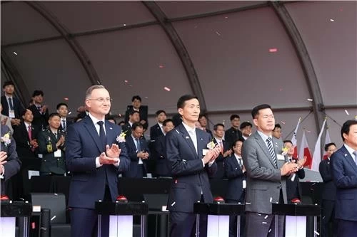 Tổng thống Ba Lan Andrzej Duda (trái) và Phó chủ tịch Tập đoàn Hanwha Kim Dong-kwan (thứ hai từ trái) tham dự một sự kiện tại cơ sở hoạt động của Hanwha Aerospace Co. ở Changwon, Hàn Quốc, ngày 25/10. (Nguồn: Yonhap) Tổng thống Ba Lan Andrzej Duda (trái) và Phó chủ tịch Tập đoàn Hanwha Kim Dong-kwan (thứ hai từ trái) tham dự một sự kiện tại cơ sở hoạt động của Hanwha Aerospace Co. ở Changwon, Hàn Quốc, ngày 25/10. (Nguồn: Yonhap)