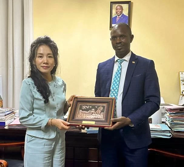 Đại sứ Vũ Thanh Huyền Bộ trưởng Môi trường, Nông nghiệp và Chăn nuôi ông Prosper Dodiko Đại sứ Vũ Thanh Huyền Bộ trưởng Môi trường, Nông nghiệp và Chăn nuôi ông Prosper Dodiko