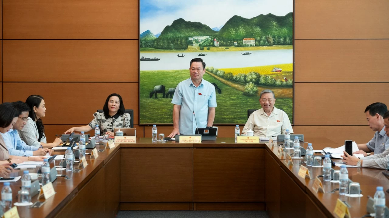 Bí thư Tỉnh ủy, Trưởng Đoàn ĐBQH tỉnh Bắc Kạn Hoàng Duy Chinh điều hành thảo luận Tổ 12. Bí thư Tỉnh ủy, Trưởng Đoàn ĐBQH tỉnh Bắc Kạn Hoàng Duy Chinh điều hành thảo luận Tổ 12.