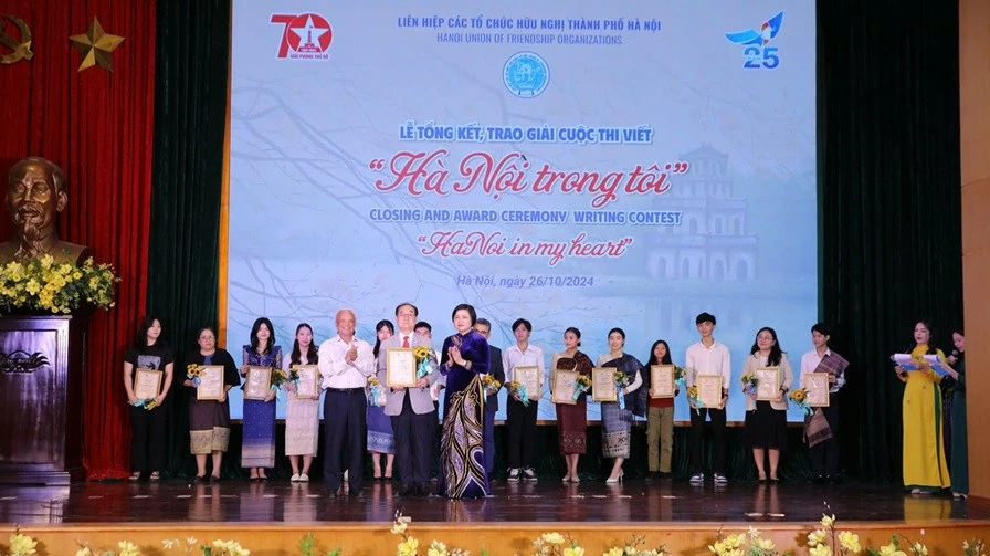 Trao giải cho các tác phẩm xuất sắc viết về tình yêu Hà Nội Trao giải cho các tác phẩm xuất sắc viết về tình yêu Hà Nội
