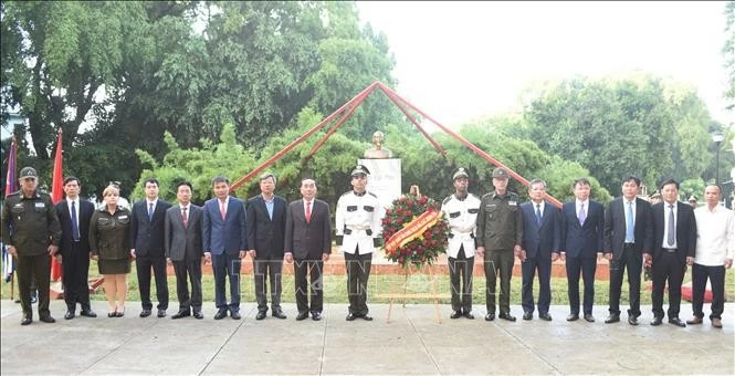 Đoàn đại biểu cấp cao Bộ Công an đã đến dâng hoa tưởng niệm Chủ tịch Hồ Chí Minh tại công viên mang tên Người ở Thủ đô La Habana Đoàn đại biểu cấp cao Bộ Công an đã đến dâng hoa tưởng niệm Chủ tịch Hồ Chí Minh tại công viên mang tên Người ở Thủ đô La Habana