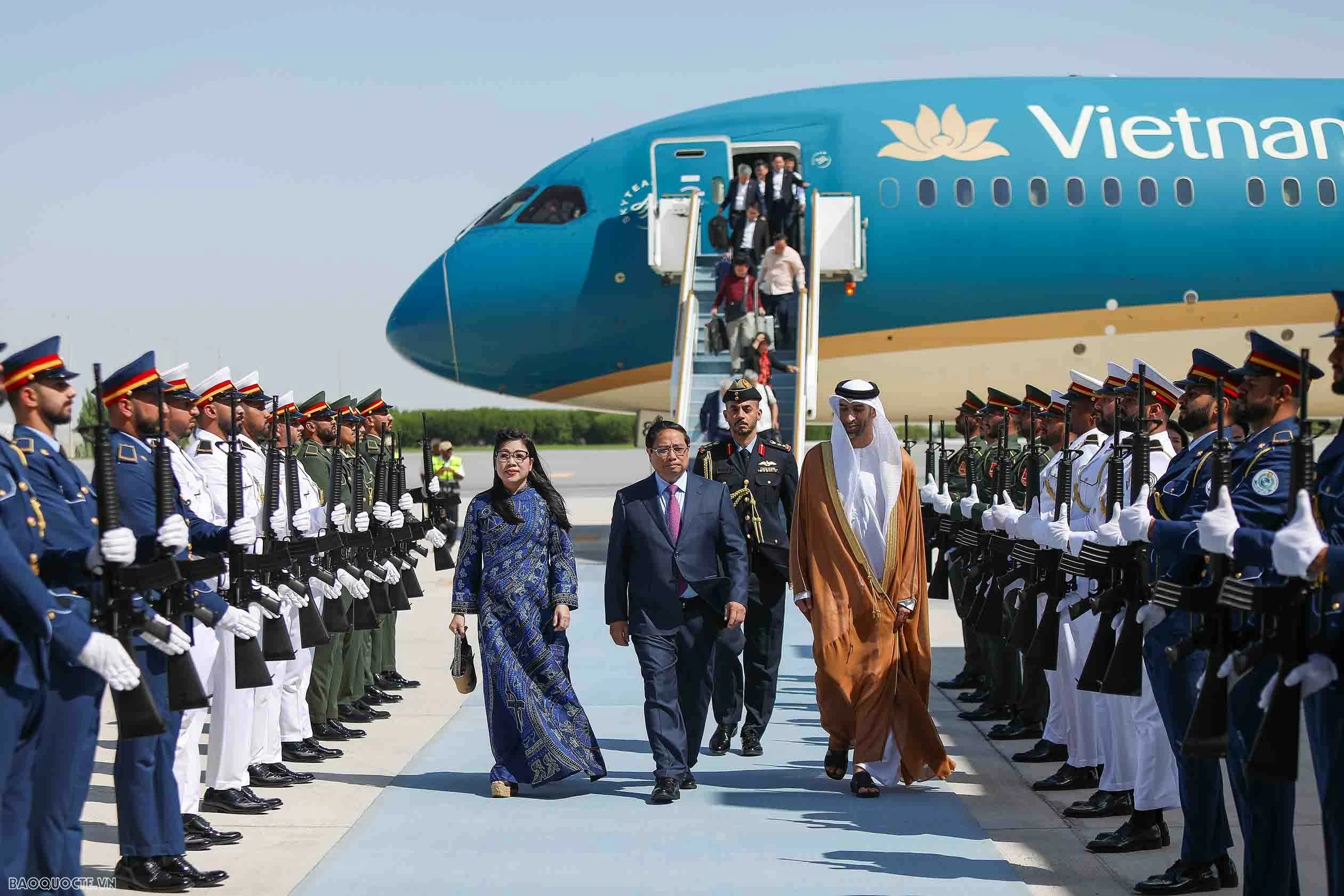 Thủ tướng Phạm Minh Chính và Phu nhân đến Abu Dhahi, bắt đầu chuyến thăm chính thức UAE Thủ tướng Phạm Minh Chính và Phu nhân đến Abu Dhahi, bắt đầu chuyến thăm chính thức UAE
