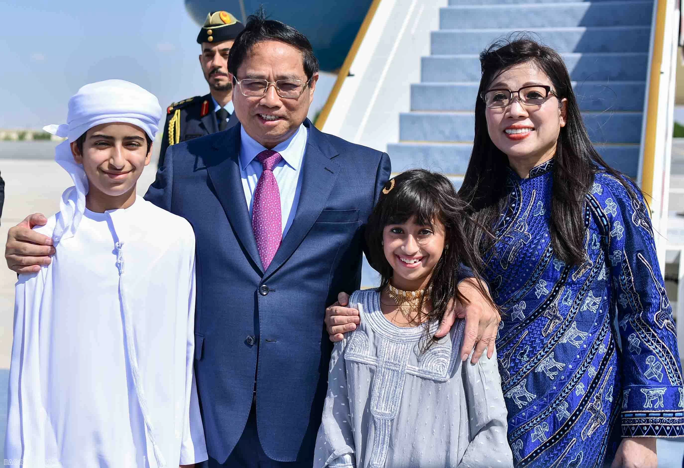Thủ tướng Phạm Minh Chính và Phu nhân đến Abu Dhahi, bắt đầu chuyến thăm chính thức UAE Thủ tướng Phạm Minh Chính và Phu nhân đến Abu Dhahi, bắt đầu chuyến thăm chính thức UAE