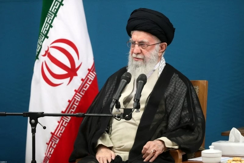 Lãnh tụ Tối cao Iran Ayatollah Ali Khamenei phát biểu tại nhà thờ Hồi giáo Grand Mosalla. (Nguồn: Al Jazeera) Lãnh tụ Tối cao Iran Ayatollah Ali Khamenei phát biểu tại nhà thờ Hồi giáo Grand Mosalla. (Nguồn: Al Jazeera)