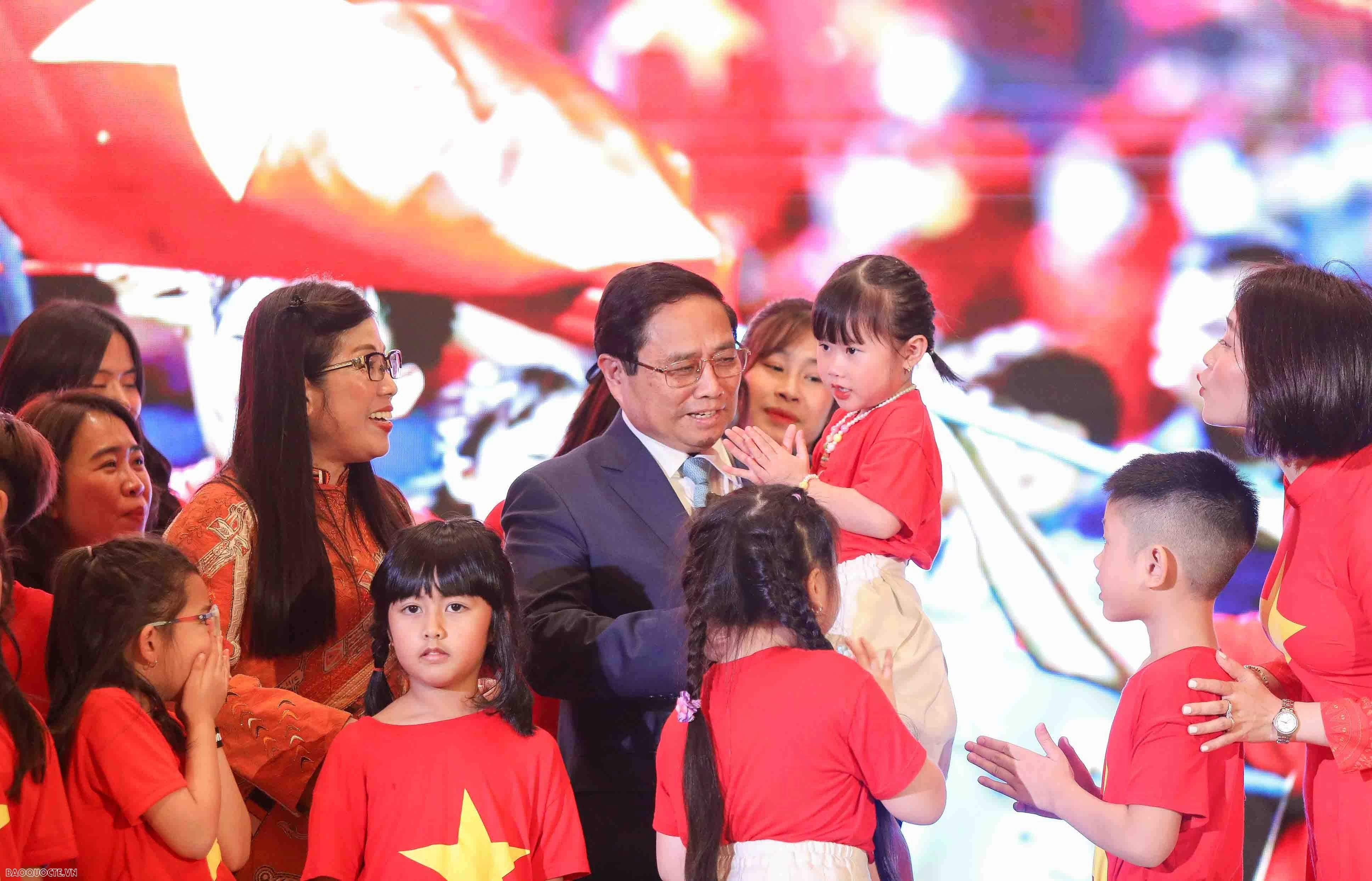 Thủ tướng Phạm Minh Chính và Phu nhân gặp gỡ cộng đồng người VIệt Nam ở UAE Thủ tướng Phạm Minh Chính và Phu nhân gặp gỡ cộng đồng người VIệt Nam ở UAE