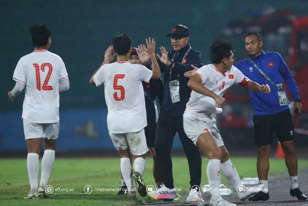 Đội tuyển U17 Việt Nam giành quyền tham dự VCK U17 châu Á 2025 Đội tuyển U17 Việt Nam giành quyền tham dự VCK U17 châu Á 2025