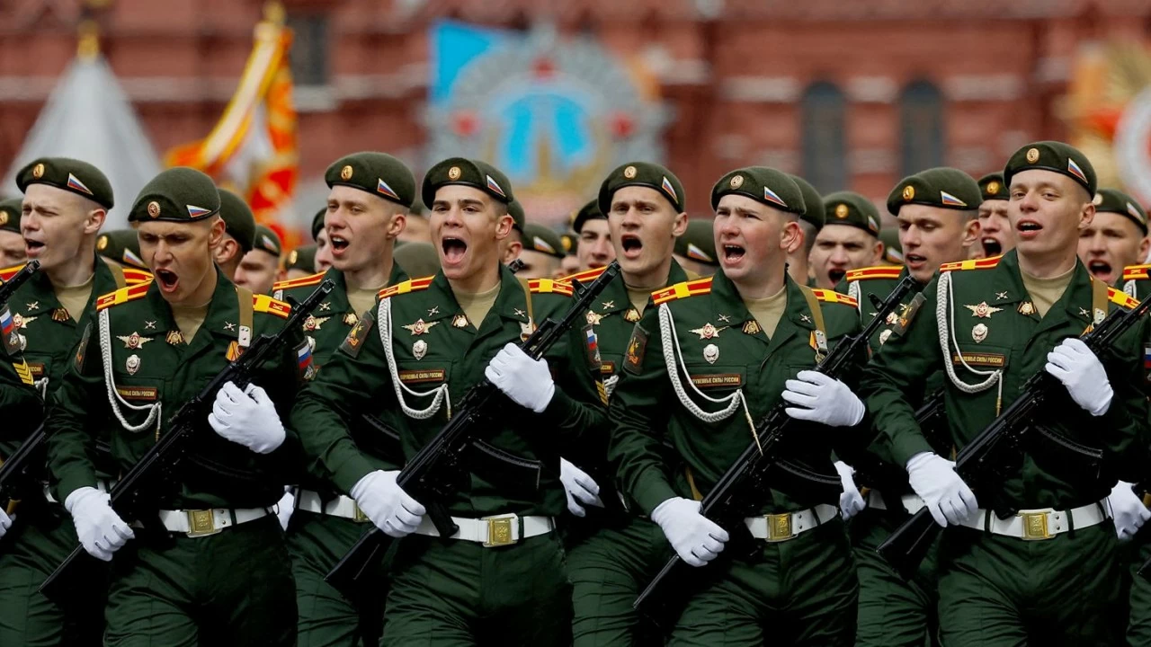 Còn theo bảng xếp hạng năm 2024 của chuyên trang Global Firepower, Nga đứng thứ 2 trong bảng xếp hạng quân đội mạnh nhất thế giới, sau Mỹ. (Nguồn: CNN)