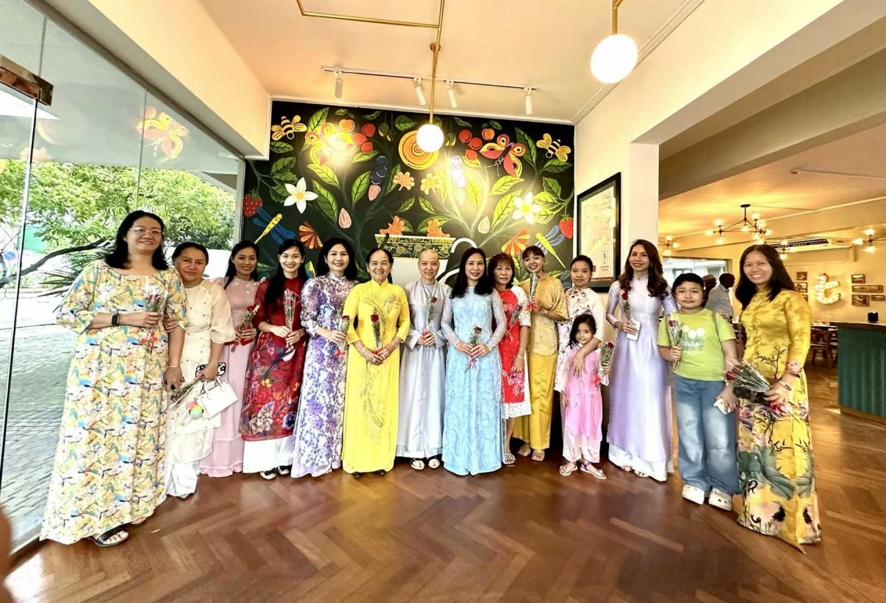 Gặp mặt, giao lưu với chị em cộng đồng người Việt tại Sri Lanka Gặp mặt, giao lưu với chị em cộng đồng người Việt tại Sri Lanka