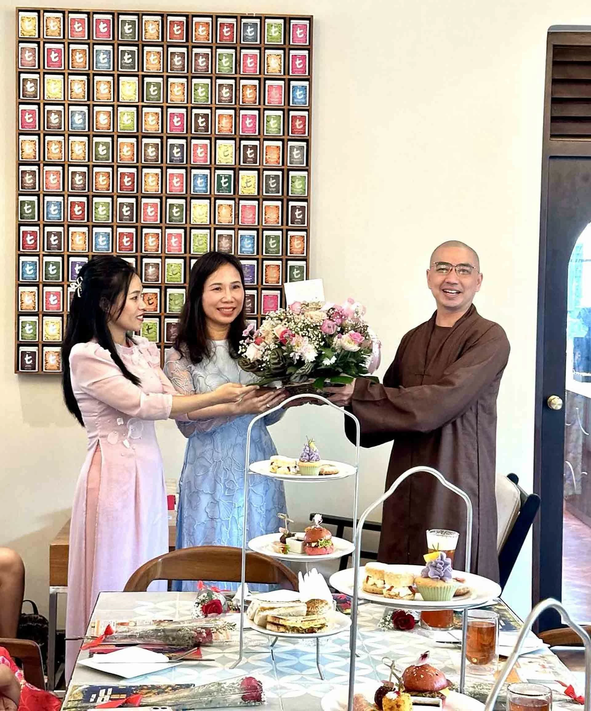 Gặp mặt, giao lưu với chị em cộng đồng người Việt tại Sri Lanka Gặp mặt, giao lưu với chị em cộng đồng người Việt tại Sri Lanka