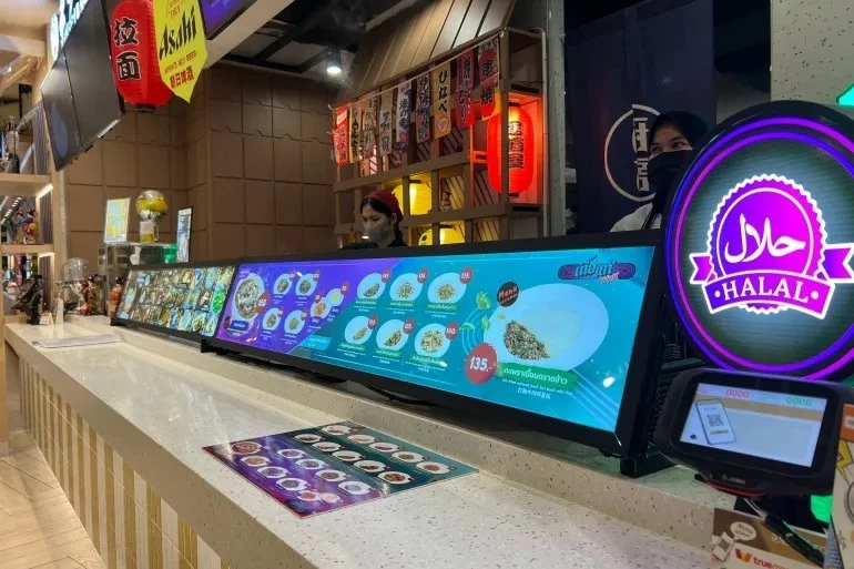 Biển chứng nhận Halal tại một hàng ăn trong trung tâm thương mại ở Bangkok, Thái Lan. (Nguồn: Al Jazeera)